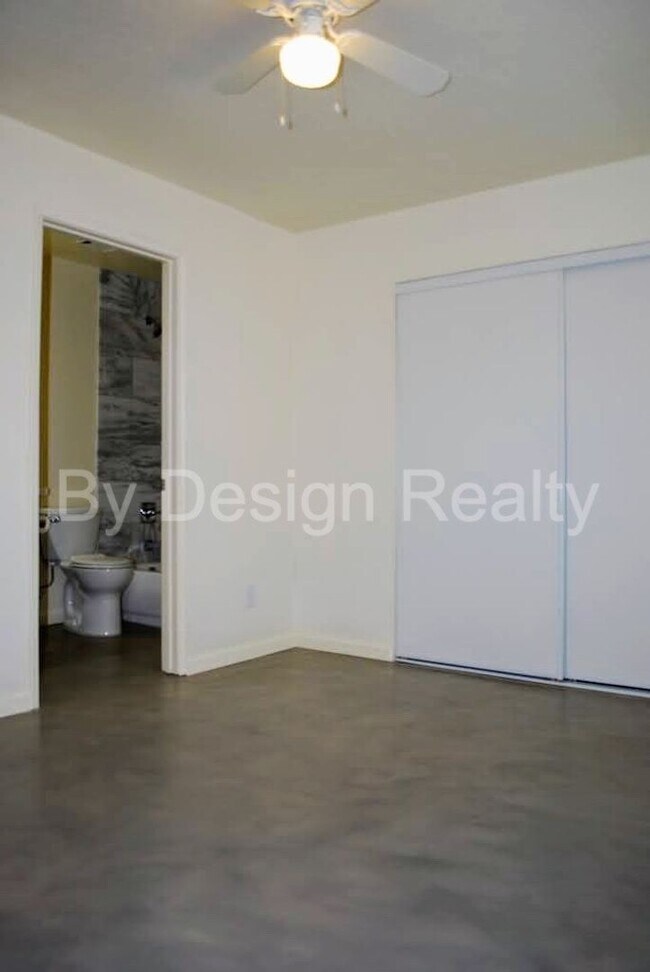 Building Photo - Recently Updated - 3 Bed 2 Bath - Large Ga...