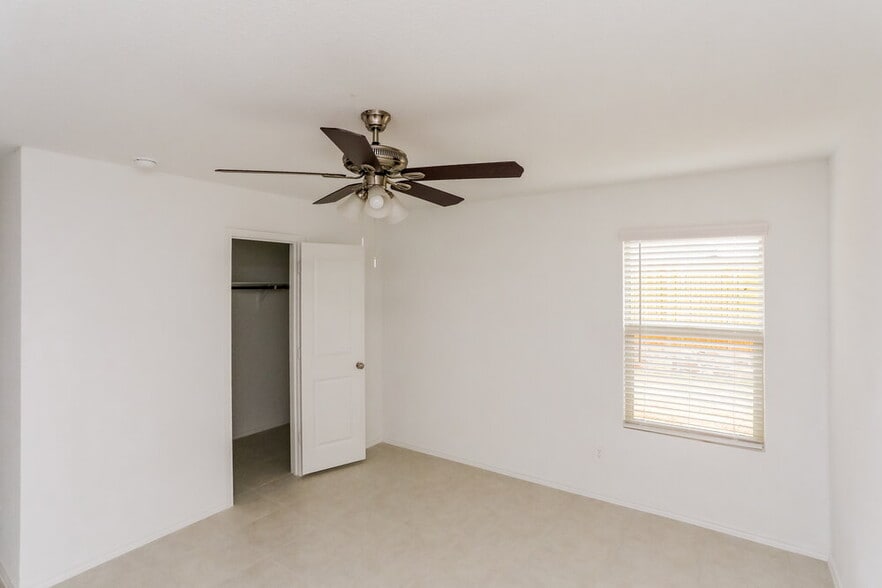 Building Photo - 1017 Crestview Dr