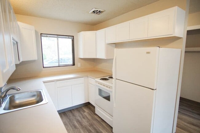 Building Photo - Near OHSU-Nicely Renovated 1Bdr w/Large Closets + DW & Private Balcony!