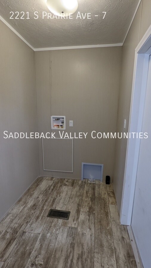 Building Photo - 2221 S Prairie Ave