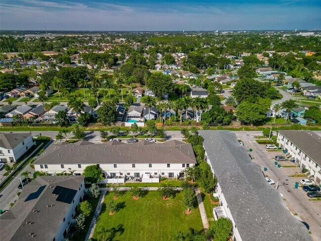 Building Photo - 757 SW 11th St