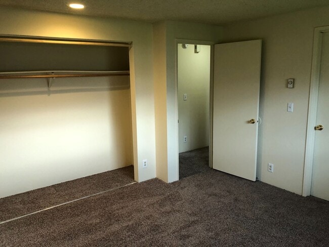 Building Photo - NW Eugene home in cul-de-sac with large yard!