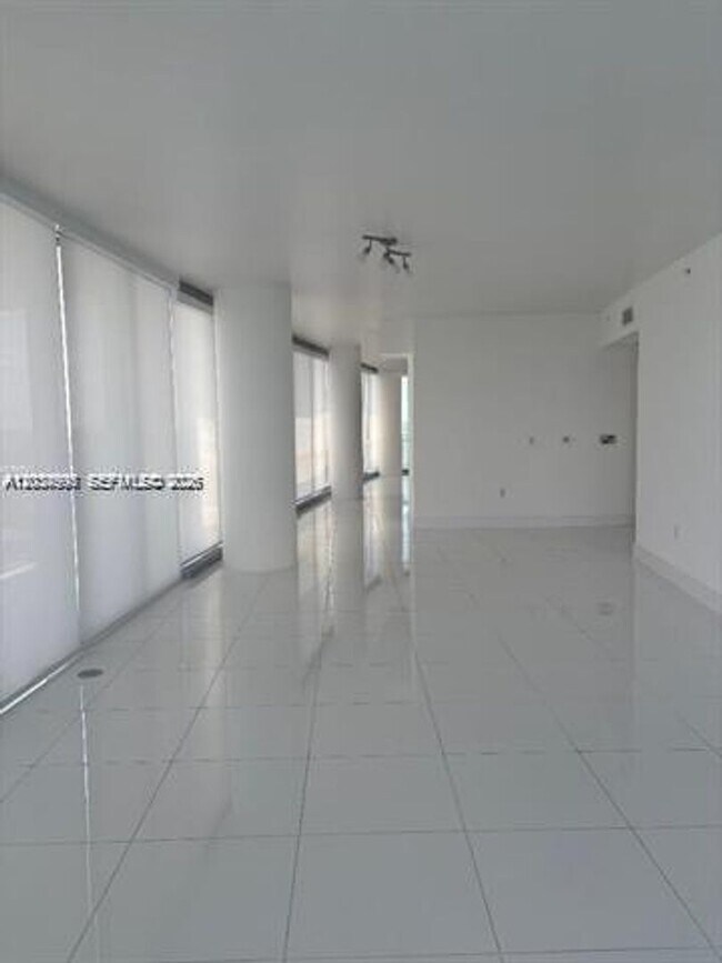 Building Photo - 17121 Collins Ave