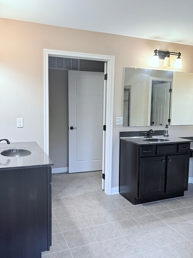 Building Photo - Charming 4 beds 2 bath in Lewis Center!