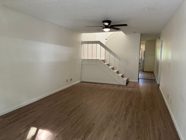 Building Photo - 3/2/2 Townhouse at Village Green