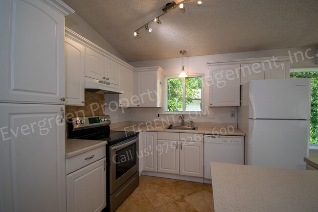 Building Photo - Fantastic 4 bedroom, 2 bathroom near Overl...