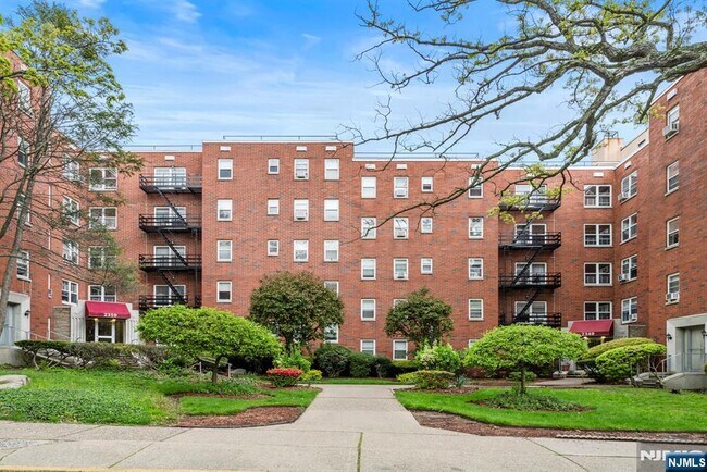 Primary Photo - 2350 Linwood Ave