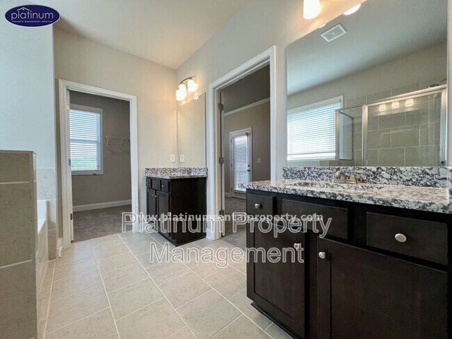 Building Photo - 2360 Manor Pointe Dr