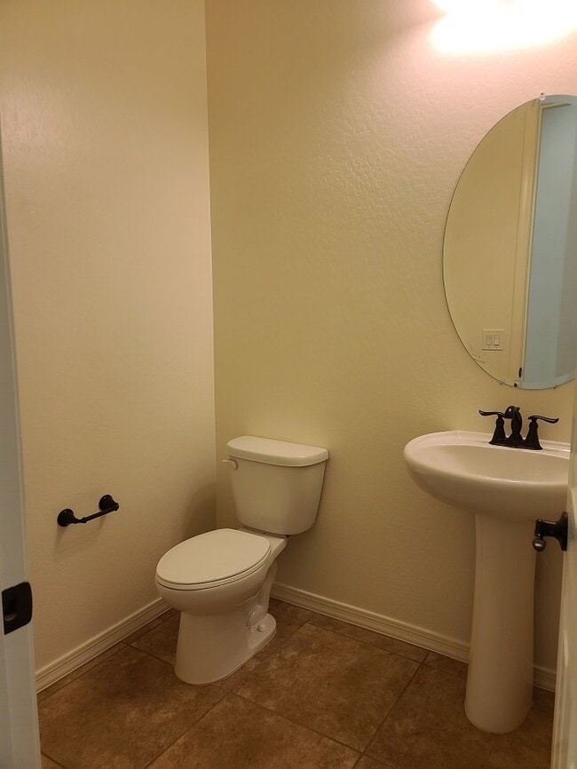 Building Photo - Spacious 4 Bed, 3.5 Bath Anthem Home with Modern Amenities and Prime Location