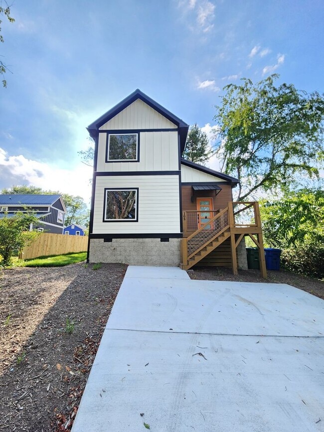 Building Photo - 108 Tracy Ave