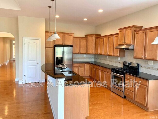 Building Photo - 706 Weavers Ridge Dr