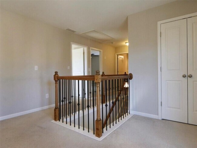 Building Photo - 204 Highland Village Ln
