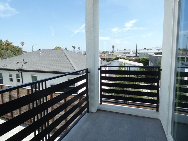 Building Photo - Modern Townhome Community in Prime Mid-City
