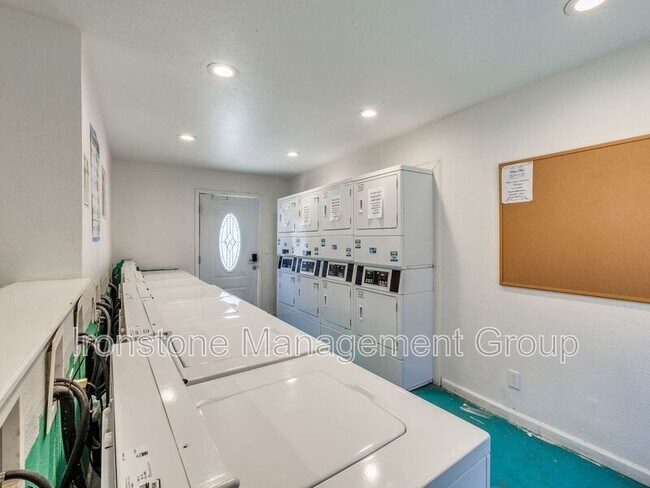 Building Photo - 5323 E 47th Pl