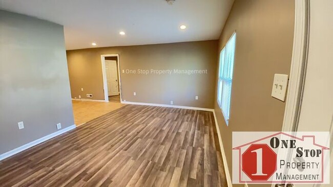 Building Photo - 4 bed/2 bath home in Kansas City!