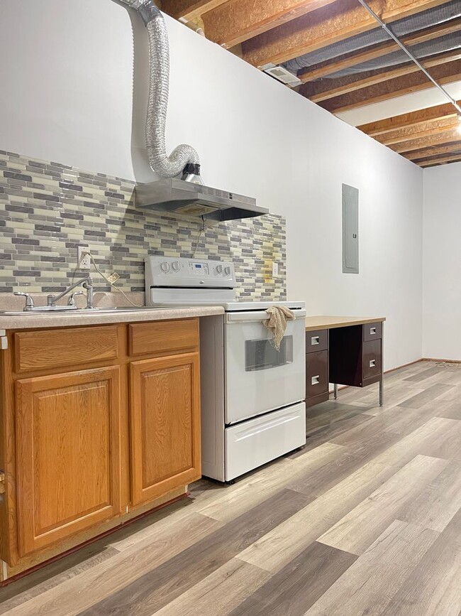 Building Photo - Move-in Special offer!!! Stunning 5 bedroo...
