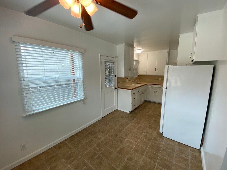 Dining area - 4439 Lakeside Dr