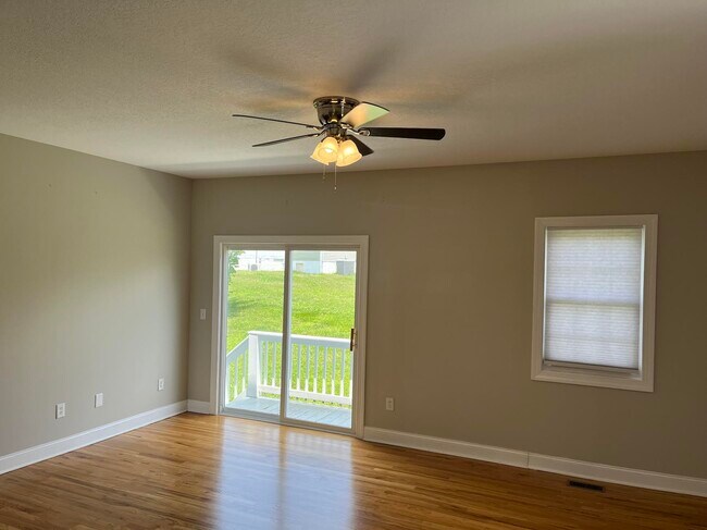 Building Photo - 209 Hidden Meadow Dr