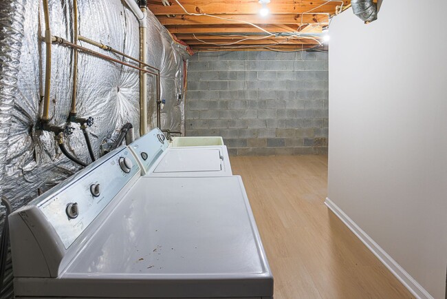 Building Photo - JUST RENOVATED Huge 3 bedroom 3 bathroom t...