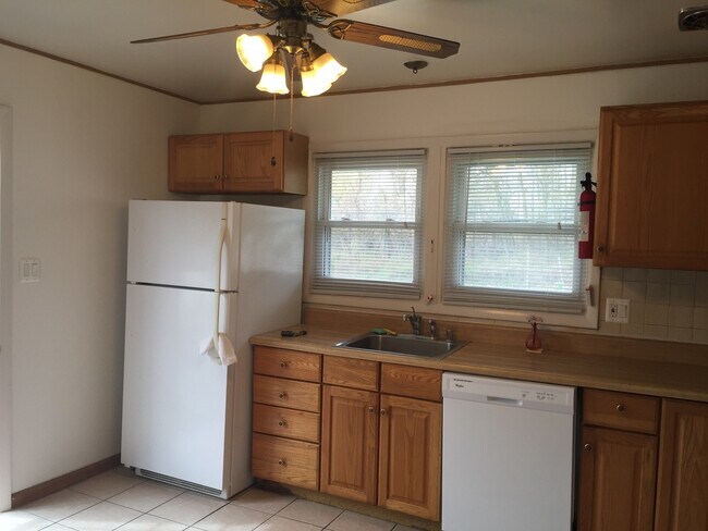 Building Photo - 4 BEDROOM, 3 FULL BATH SINGLE FAMILY HOME ...