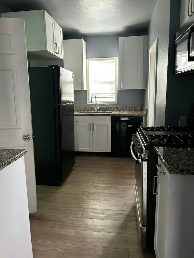 Building Photo - 400 S Raleigh St