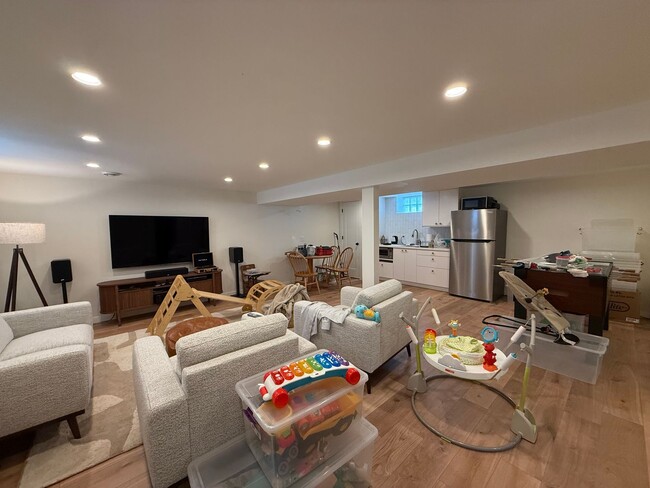 Building Photo - Beautifully Updated 4 Bed 2 Bath St.Paul S...