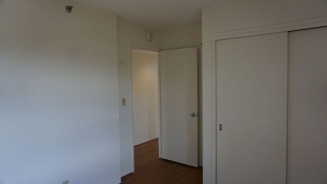 Building Photo - 2-bedroom, 1-bathroom unit with stunning m...