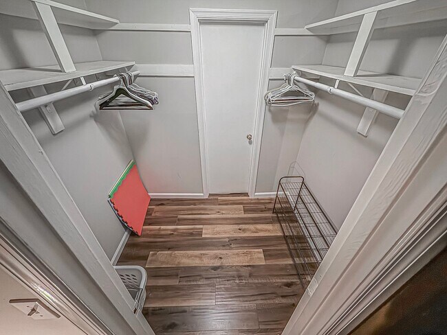 Building Photo - Beautiful Fully Furnished 2 Bed 1 Bath Condo With A Balcony In Desired Cardinal Forest