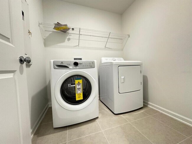 Building Photo - 3358 Alexander Dr