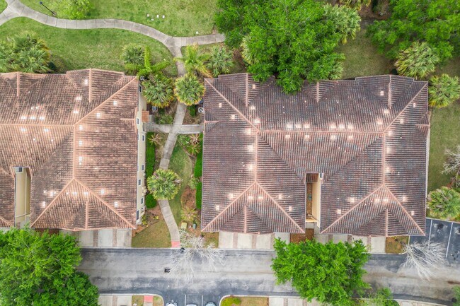 Building Photo - Spacious 3/2 Condo in the Gated Oakwater Community with Single Car Garage! Brand new carpets and ...