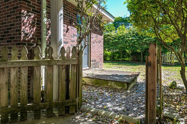Building Photo - Beautiful rental full of character and charm located in The Avenues of Cayce! Close to USC!