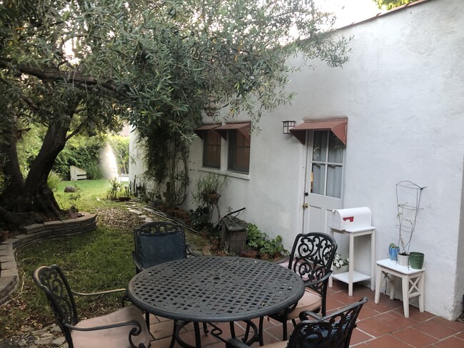 Shared patio - 2346 Cloverfield Blvd