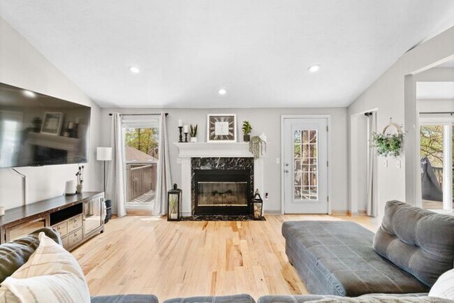 Building Photo - 840 E Gaslight Dr