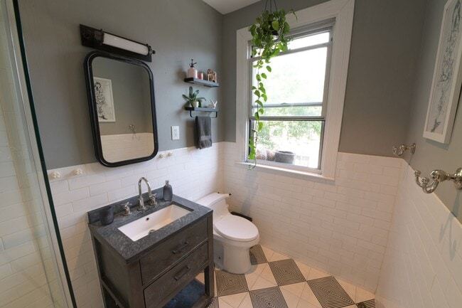 Building Photo - Charming 2BR + home office Condo in the he...