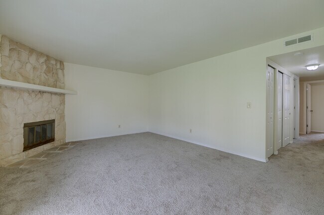 Building Photo - Roomy Remodeled  Kirkland Condo