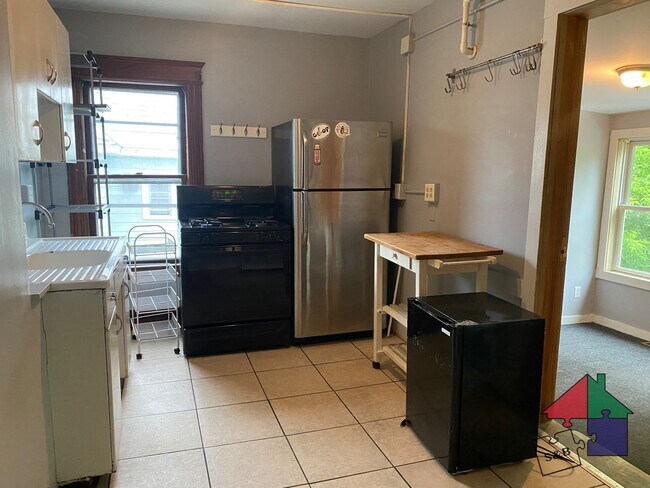 Building Photo - Spacious 8 Bedroom, 3 Bathroom Home for Re...