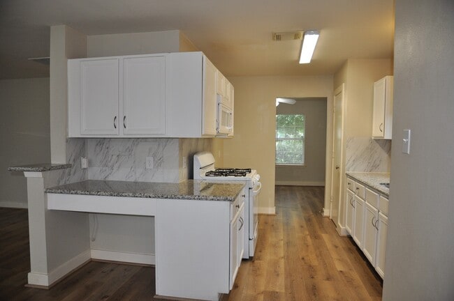 Building Photo - 20734 Settlers Lake Cir N