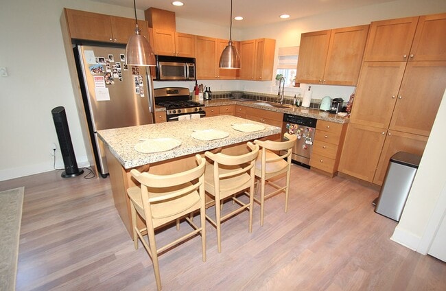 Building Photo - LUXURY 2-BED BALLARD TOWNHOME FOR RENT WIT...