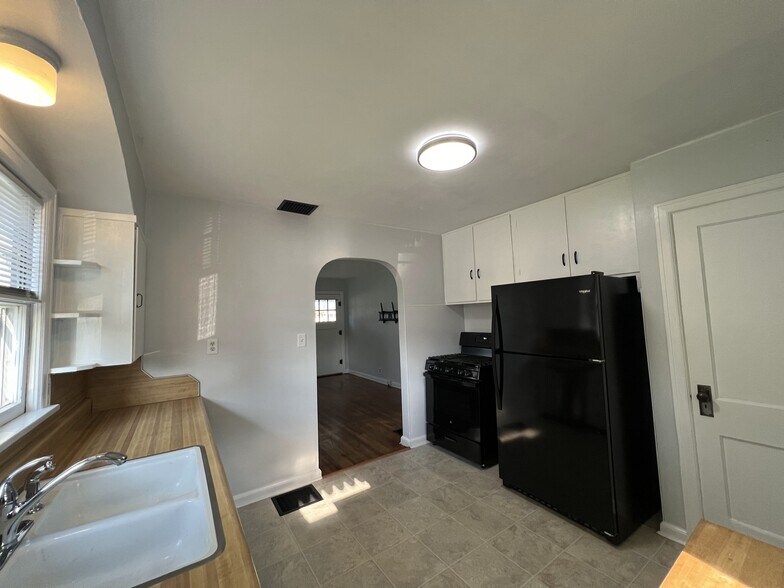 Building Photo - 2021 N Maplewood Ave