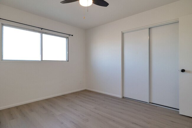 Building Photo - Large Trilevel home backing 60 with pool and close to ASU