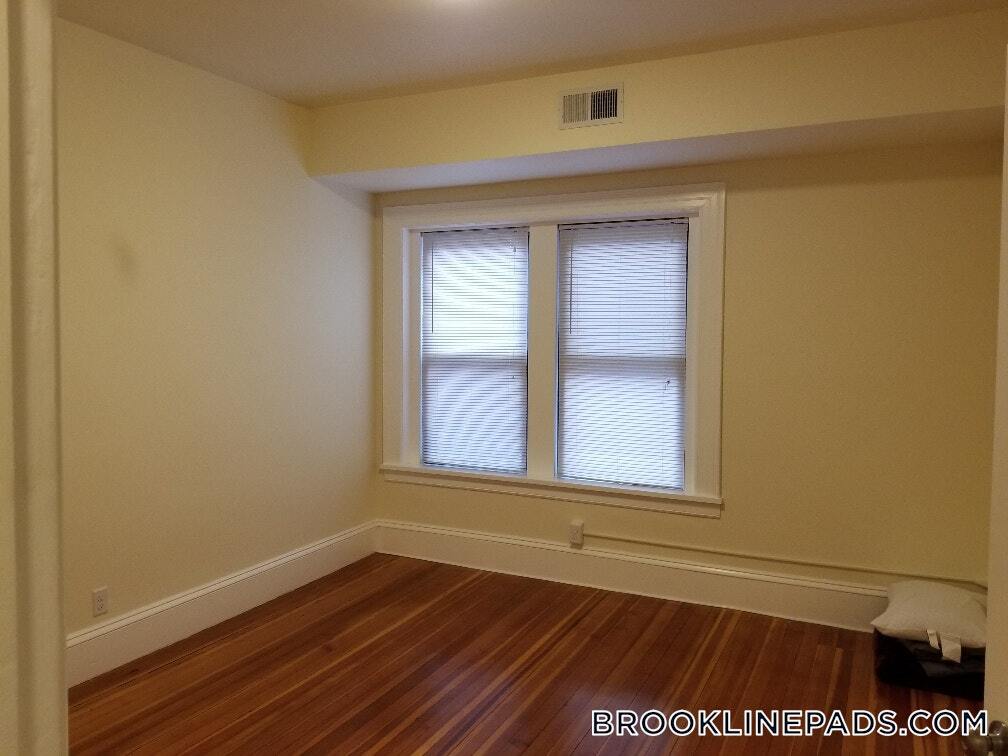 Building Photo - 1463 Beacon St