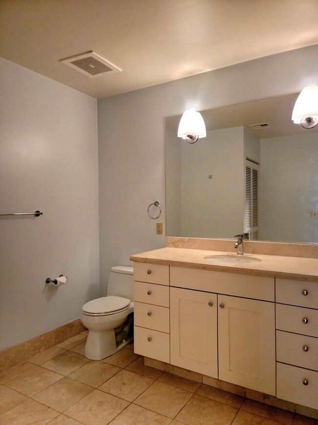 Building Photo - 1 Bedroom Harborside Condo - $500 off firs...