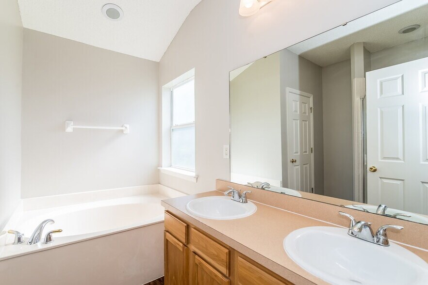 Building Photo - 699 Bellshire Dr