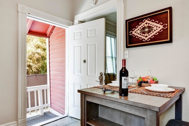 Building Photo - 319 E Courtland Pl