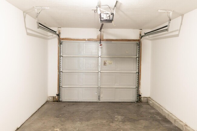 Building Photo - 5008 Stratford Pine Ln