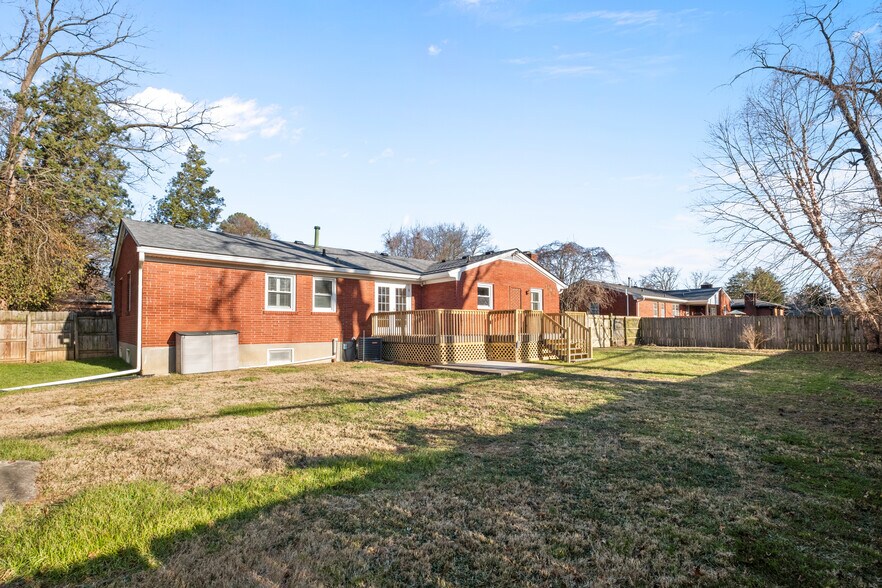 Building Photo - 318 Castleview Dr