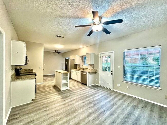 Building Photo - 10470 Meadow Run Trce