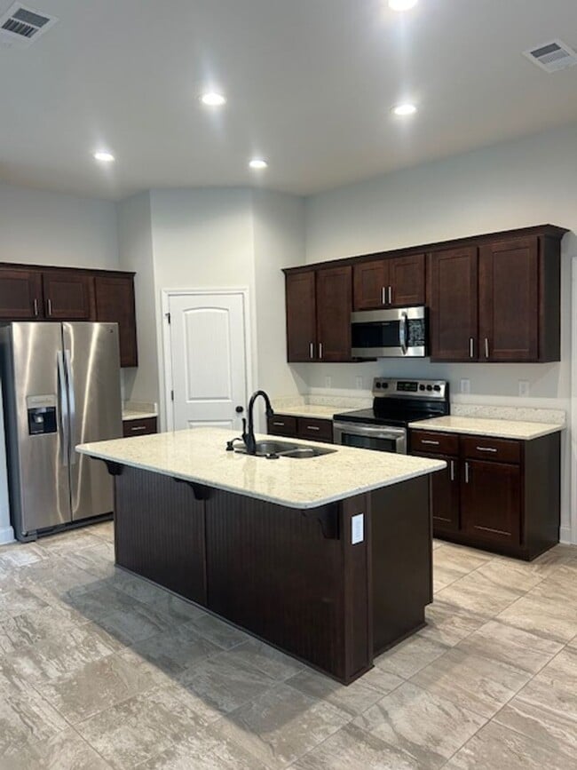 Building Photo - 6914 Summerset Dr