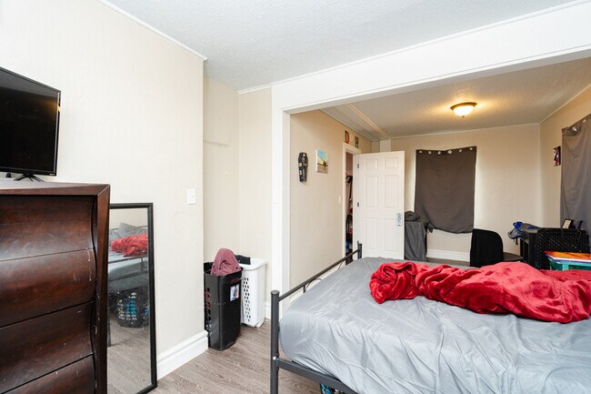 Building Photo - 1317 State St