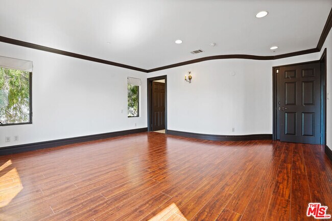 Building Photo - 309 N Doheny Dr